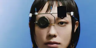 Dalam edisi terbaru W Korea, penembak jitu sensasional asal Korea sekaligus peraih medali Olimpiade Kim Ye Ji menampilkan sisi lain dirinya. [Foto: W Korea]