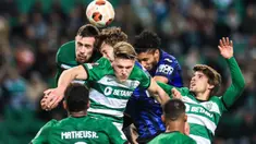 Bek Sporting CP, Sebastian Coates (kiri) berebut bola atas dengan pemain Atalanta, Giorgio Scalvini selama pertandingan sepak bola leg pertama babak 16 besar Liga Europa UEFA di Stadion Jose Alvalade, Lisbon, 6 Maret 2024. (PATRICIA DE MELO MOREIRA/AFP)