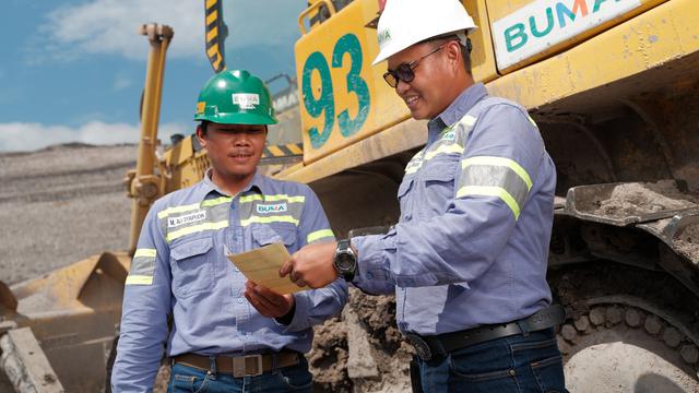 Karyawan PT Bukit Makmur Mandiri Utama (BUMA), anak perusahaan Delta Dunia Group (DOID), sedang melakukan pengecekan di salah satu lokasi operasional. (Liputan6.com/ ist)