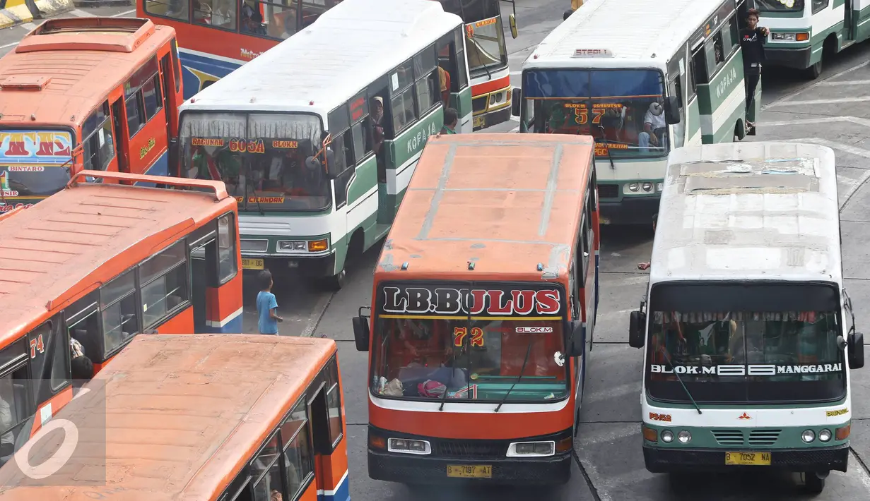 Angkutan umum menunggu penumpang di Terminal Blok M, Jakarta, Senin (11/4). Gubernur DKI Jakarta Basuki Tjahaja Purnama akan menindak tegas angkutan umum yang belum menurunkan tarifnya sesuai aturan yang berlaku. (Liputan6.com/Immanuel Antonius)