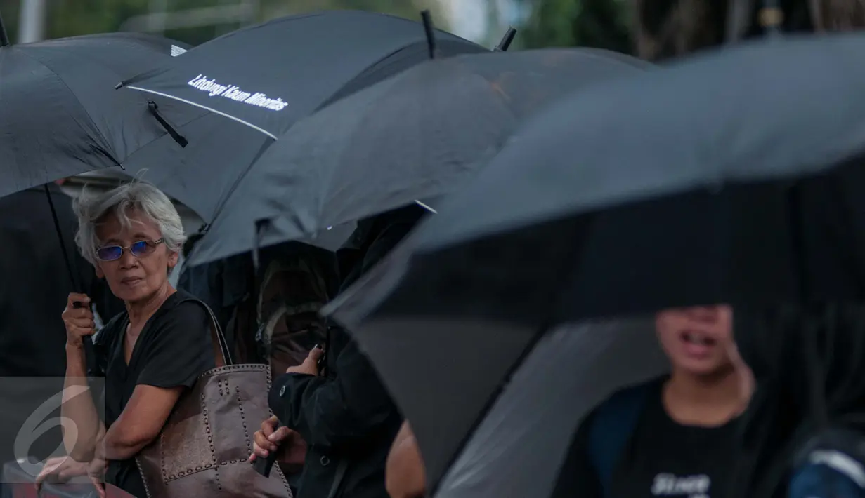 Ibu Sumarsih beserta Jaringan Solidaritas Korban untuk Keadilan melakukan aksi Kamisan ke-482 di depan Istana Merdeka, Jakarta, Kamis (23/2). Mereka menuntut Presiden Jokowi untuk menuntaskan segala kasus pelanggaran HAM. (Liputan6.com/Gempur M Surya) 
