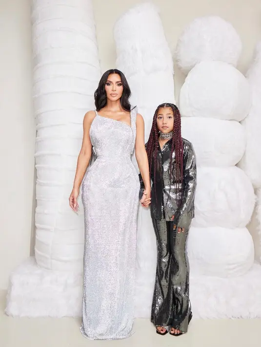 Saat foto berdampingan, Kim dan North seperti Yin dan Yang yang saling melengkapi dengan ansambel hitam dan putih. [kimkardashian]