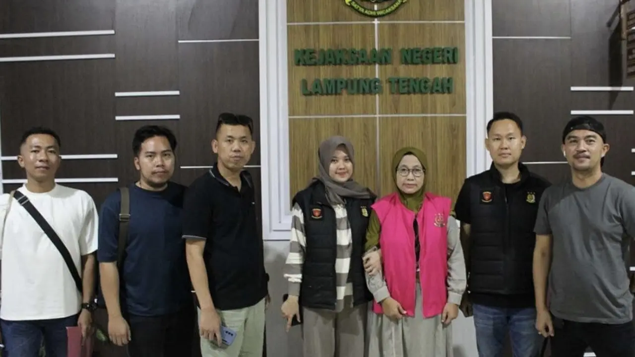 Endang Pristiwati (rompi merah muda), mantan teller bank pelat merah di Bandar Jaya, berhasil diamankan Kejari Lampung Tengah. Foto : (Istimewa).