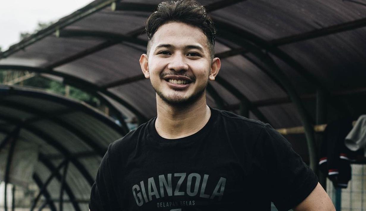 Saat tidak di lapangan hijau, pemilik nama lengkap Gian Zola Nasrulloh Nugraha menghabiskan watku dengan hangout. Kali ini penampilan Gian Zola pun terlihat santai dengan kaus hitam, namun kesan keren tetap terlihat pada dirinya.(Liputan6.com/IG/@gianzolanasrullohnugraha)