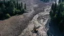 Foto udara yang diambil dengan drone ini menunjukkan petugas penyelamat bekerja di lokasi tanah longsor di wilayah Racha, Georgia barat, Jumat (4/8/2023). Sedikitnya enam orang tewas akibat tanah longsor di wilayah Racha. (STRINGER/AFP)
