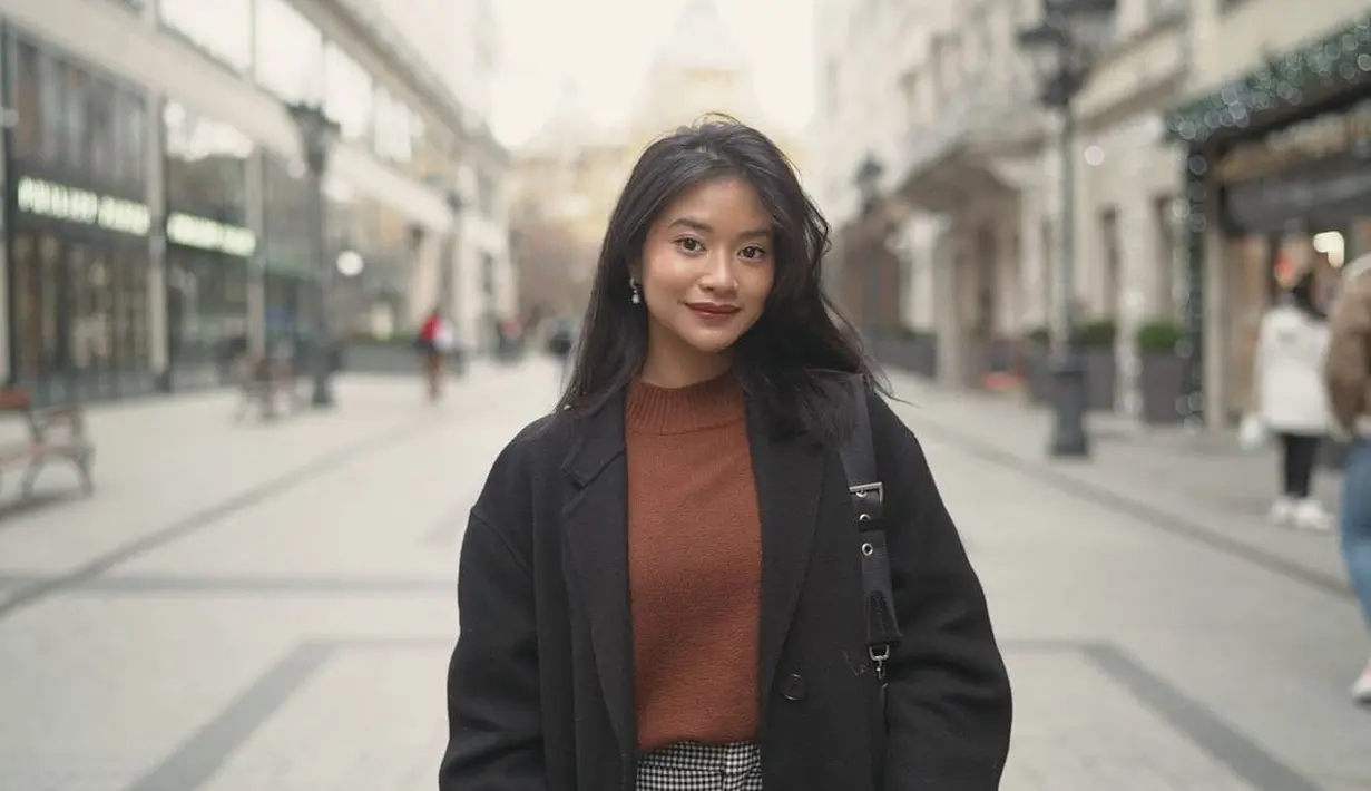 Adira sedang berlibur ke Hungaria bersama beberapa anggota keluarganya. Tanpa ketinggalan, style yang on point selalu Adira gunakan pada setiap kesempatan berliburannya. Di sosial media ia pun menjadi idola dengan memiliki lebih dari 120ribu pengikut di Instagram. (Instagram/adirakania)