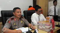 Dirtipideksus Bareskrim Mabes Polri, Brigjen Pol Agung Setya saat mengungkap kasus peredaran uang palsu di Jakarta, Senin (23/5). Dua pelaku berhasil diamankan dengan barang bukti 18 ribu lembar uang palsu pecahan Rp100 ribu. (Liputan6.com/Helmi Afandi)