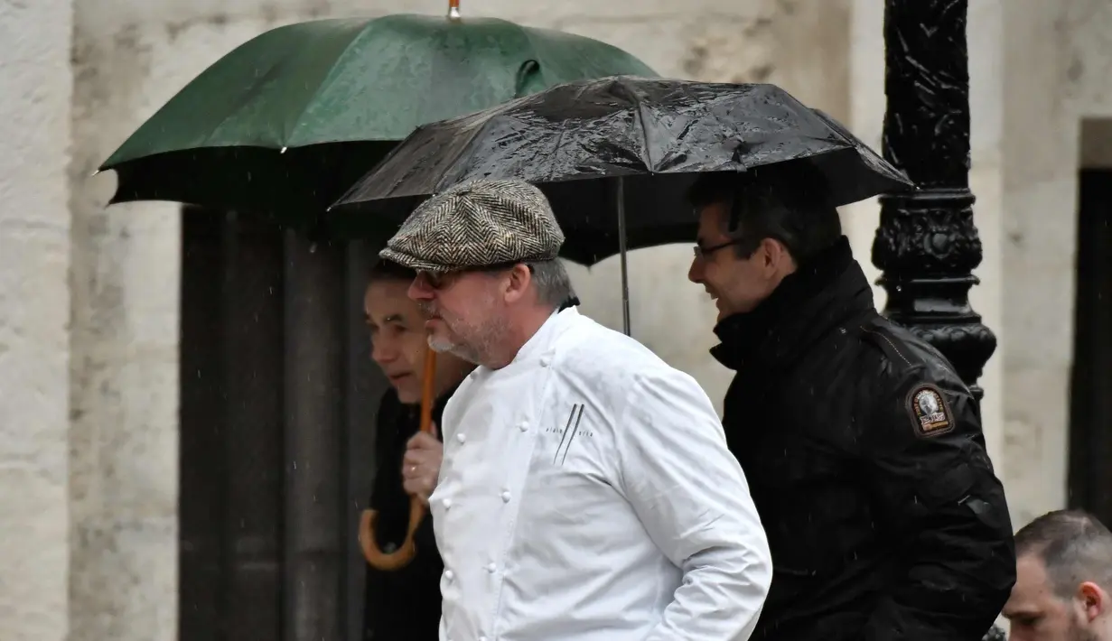 Koki Prancis Alain Llorca tiba untuk menghadiri upacara pemakaman master koki asal prancis Paul Bocuse di Katedral Saint-Jean di Lyon, Prancis tengah, (26/1). Paul Bocuse meninggal pada 20 Januari berusia 91 tahun. (AFP Photo/Jeff Pachoud)