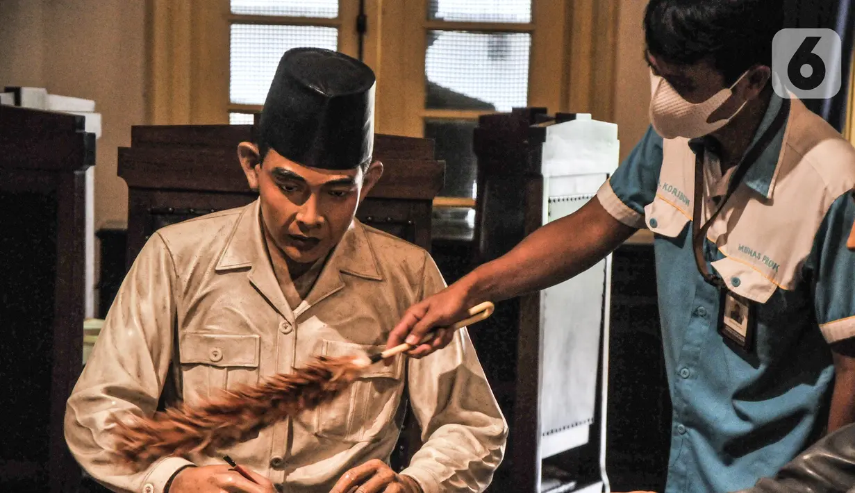 Tim konservasi melakukan perawatan koleksi patung di Museum Perumusan Naskah Proklamasi, Menteng, Jakarta Pusat, Rabu (10/8/2022). Perawatan dilakukan setiap satu minggu sekali, meliputi pembersihan gedung, perabotan, benda bersejarah hingga patung para tokoh yang berjasa dalam tersusunnya naskah proklamasi. (merdeka.com/Iqbal S. Nugroho)