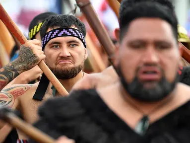 Masyarakat adat dari suku Maori berbaris dalam aksi protes untuk mengkritik pemerintah atas kebijakannya yang akan berdampak pada masyarakat adat Maori di Wellington, Selandia Baru pada 19 November 2024. (Sanka Vidanagama/AFP)