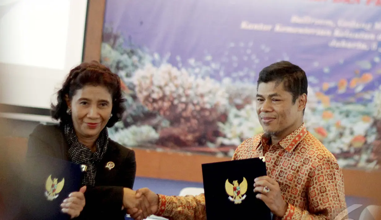 Menteri Susi Pudjiastuti berfoto bersama Ketua PPATK Muhammad Yusuf saat menghadiri Refleksi Tahun 2014 dan Outlook 2015 di Gedung Kementerian Kelautan dan Perikanan, Jakarta, Senin (5/1/2015). (Liputan6.com/Faizal Fanani)