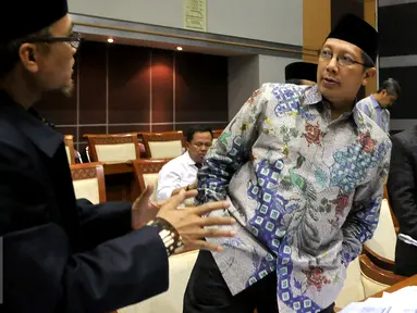 Menteri Agama Lukman Hakim Saifuddin (kanan) mengikuti rapat kerja dengan Komisi VIII DPR di Kompleks Parlemen, Jakarta, Rabu (9/9/2015). Rapat itu membahas Rencana Kerja & Anggaran Kementerian Lembaga (RKAKL) Kemenag Tahun 2016.(Liputan6.com/Johan Tallo)