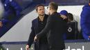Pelatih Chelsea, Frank Lampard, berbincang dengan pelatih West Bromwich Albion, Slaven Bilic, pada laga Liga Inggris di Stadion Hawthorns, Minggu (27/9/2020). Kedua tim bermain imbang 3-3. (Catherine Ivill/Pool via AP)