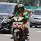 Pengemudi ojek online menggunakan telepon seluler sambil mengendarai sepeda motor di Jalan Gatot Subroto, Jakarta, Kamis (8/3). Menurut pihak kepolisian kecelakaan akibat penggunaan telepon genggam saat mengemudi kerap terjadi.(Liputan6.com/Arya Manggala)