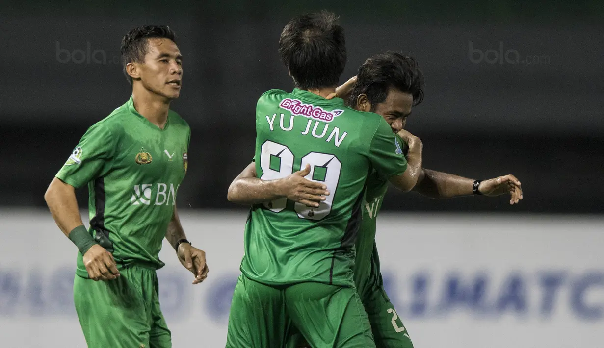 Para pemain Bhayangkara FC merayakan gol yang dicetak Ilham Udin Armaiyn ke gawang Persipura pada laga Liga 1 Indonesia di Stadion Patriot, Bekasi, Sabtu (9/9/2017). Bhayangkara FC menang 2-1 atas Persipura. (Bola.com/Vitalis Yogi Trisna)