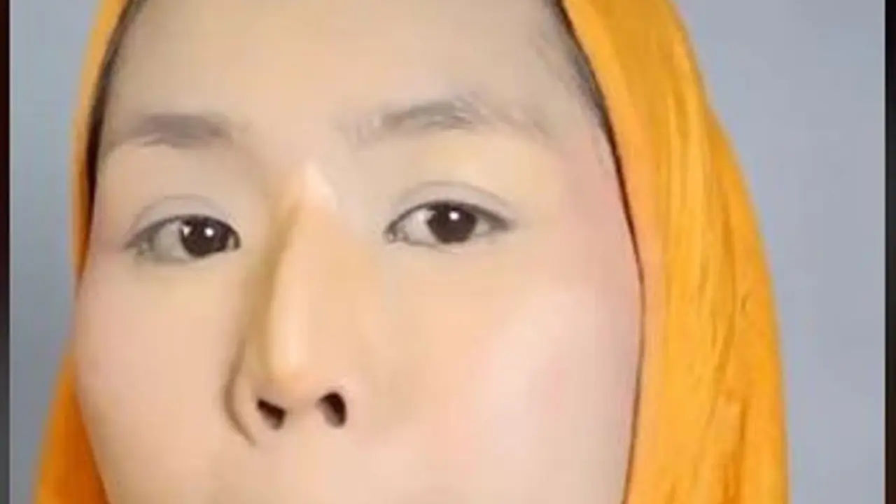 Makeup Artist Rias Wajah Pakai Campuran Tepung, Hasilnya di Luar Dugaan