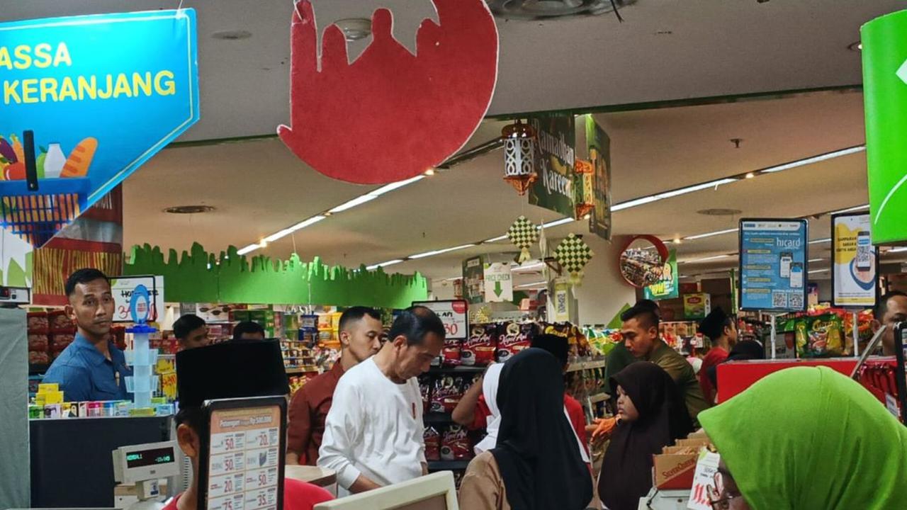 Jokowi menyebut, anak-anak yatim memilih sendiri baju lebaran di Plaza Atrium.<br>