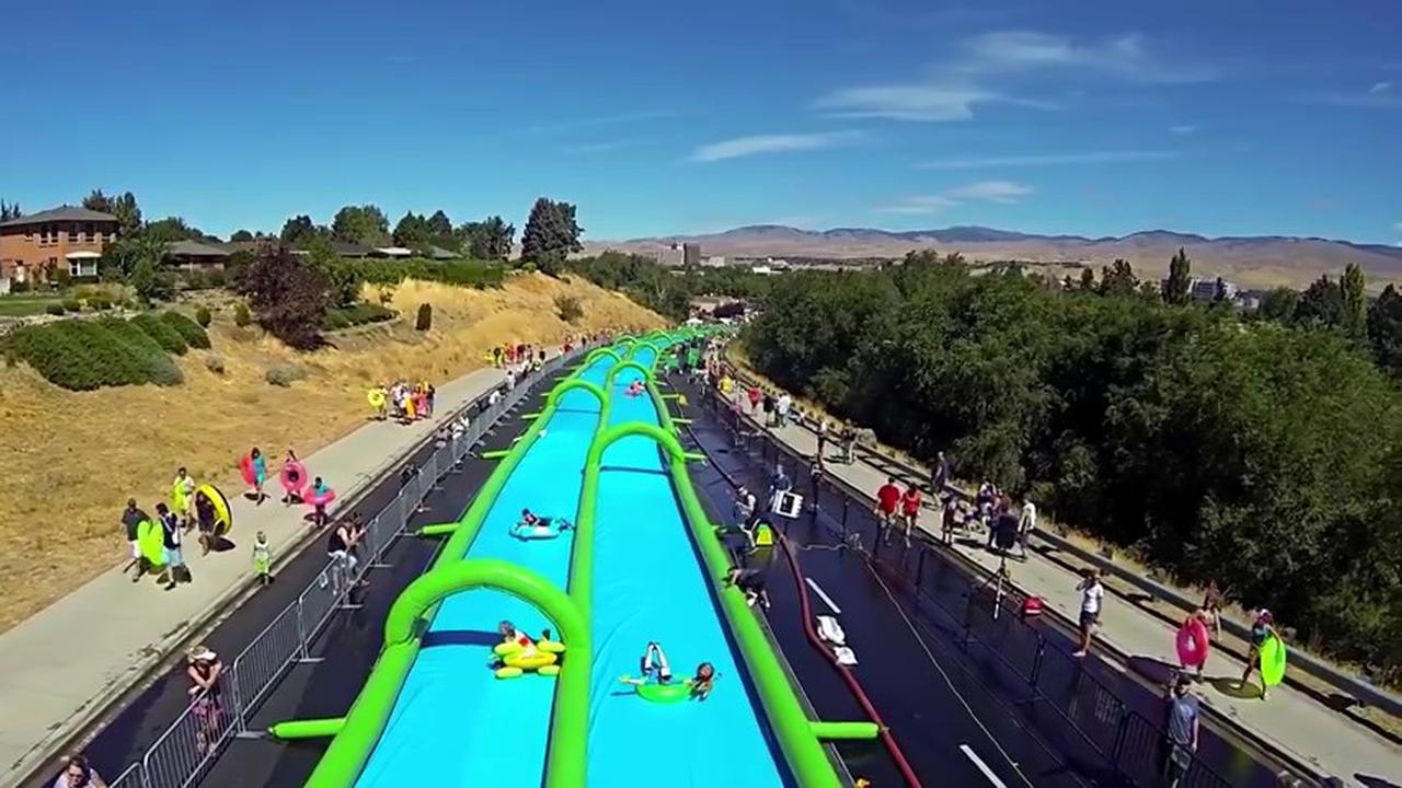 Main Seluncur Air di Jalan Raya 