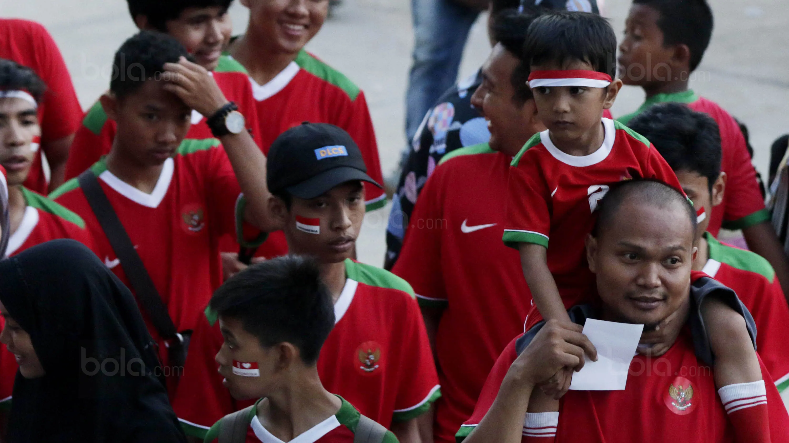 Suasana Suporter Indonesia saat akan menyaksikan laga Timnas Indonesia U-19 melawan Thailand di Stadion Wibawa Mukti, Cikarang, Minggu (8/10/2017). (Bola.com/M Iqbal Ichsan)