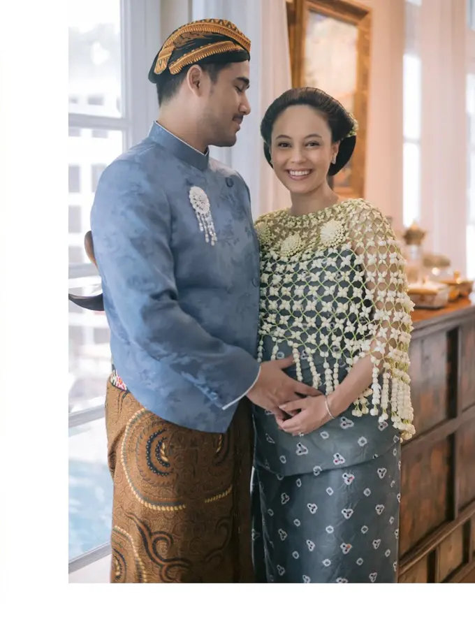 Super Glowing! Anggika Bolsterli Tampil Cantik dalam Balutan Busana Jawa di Momen Mitoni 7 Bulan