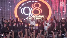 Presiden Joko Widodo (tengah) menyampaikan sambutan ketika menutup rembuk nasional aktivis '98 di Kemayoran, Jakarta, Sabtu (7/7). Dalam acara ini, para aktivis 98 mendeklarasikan dukungan ke Jokowi untuk memimpin dua periode. (Liputan6.com/Faizal Fanani)