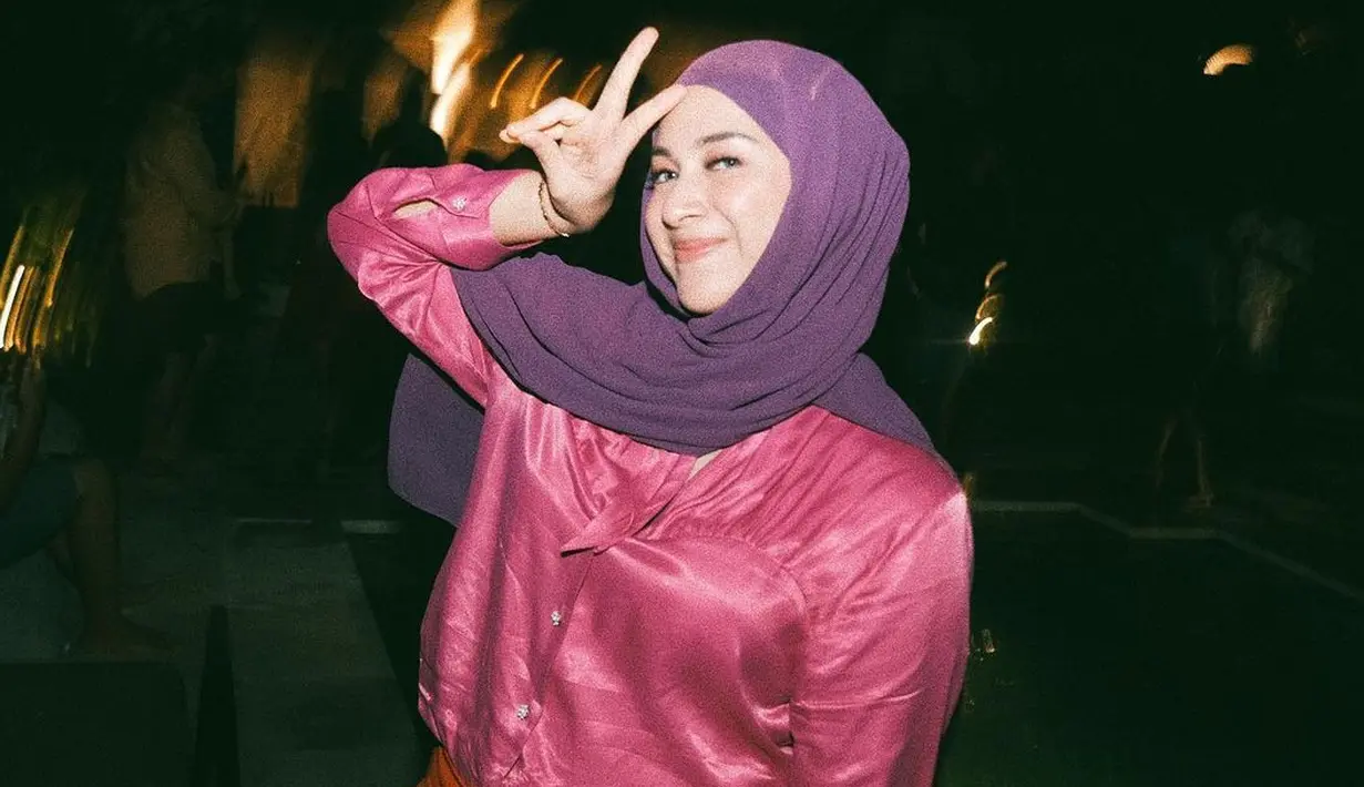 Makeup natural bernuansa merah muda ala Nina Zatulini ini juga bisa jadi inspirasi untuk acara di malam hari, tanpa terkesan berlebihan. Kulitnya yang sehat justru membuat makeupnya terlihat semakin glowing di malam hari. Foto: Instagram.