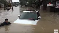 Dedi Mulyadi Mobil Mewah & Dievakusi TNI di Tengah Banjir. YouTube @KANG DEDI MULYADI CHANNEL Â©2021 Merdeka.com