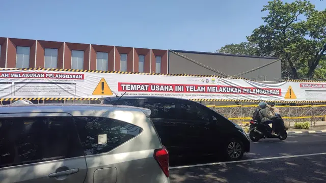Pemerintah Kota Bandung menyegel videotron imbas penebangan 10 pohon. (merdeka.com/Azzura Galexia).