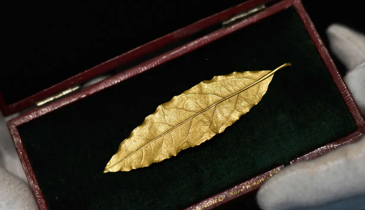 Daun salam emas yang merupakan bagian mahkota dari Kaisar Prancis, Napoleon I diperlihatkan di rumah lelang Osenat di Paris, Prancis (15/11). (AFP Photo/Stephane De Sakutin)