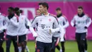 Penyerang Bayern Munchen Robert Lewandowski menghadiri sesi latihan di Munich, Jerman, 15 Februari 2022. Bayern Munchen akan melakoni laga tandang melawan RB Salzburg di Red Bull Arena dalam leg pertama 16 besar Liga Champions, Kamis (17/2) dini hari WIB. (Sven Hoppe/dpa via AP)