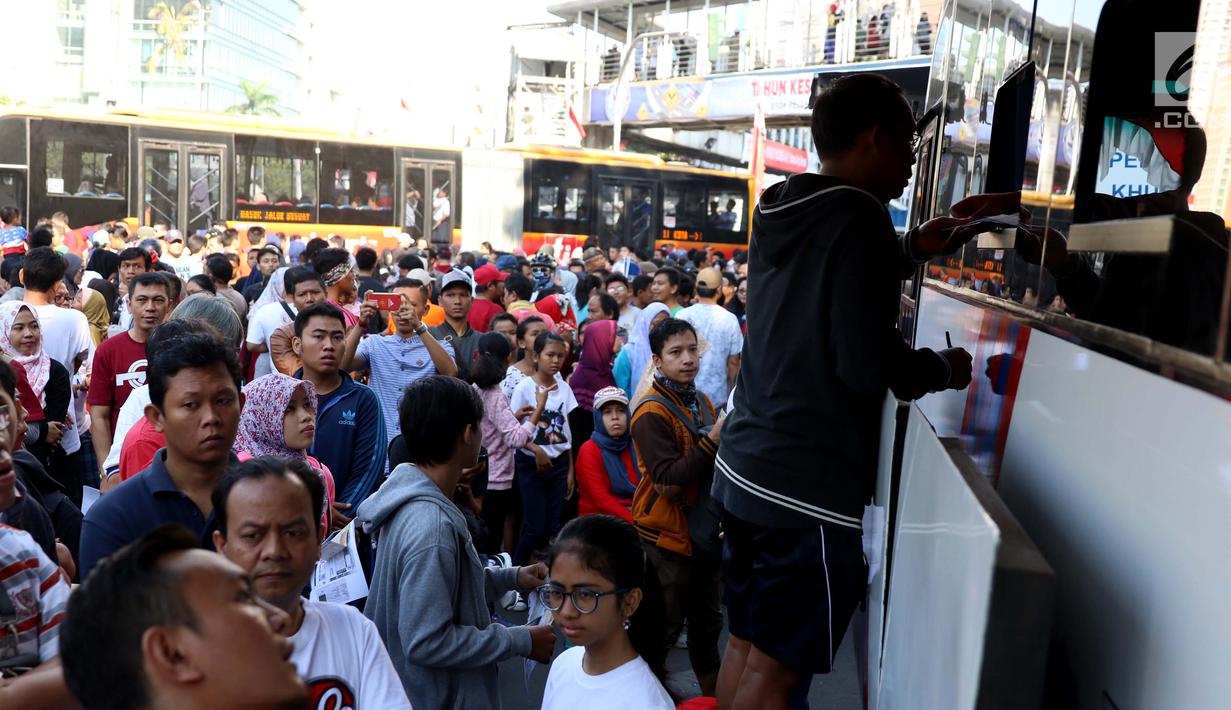 Warga membayar pajak kendaraan bermotor di samsat keliling di car free day, Jakarta, Minggu (27/8). Caranya cukup menggunakan STNK dan membayar pajak sesuai yang tertera. (Liputan6.com/Angga Yuniar)