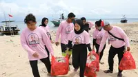 Dalam menyambut Hari Pendidikan Nasional (Hardiknas) yang jatuh setiap 2 Mei, Srikandi Ganjar Jawa Timur mengupayakan kesadaran masyarakat dalam menjaga kelestarian alam dengan melangsungkan kegiatan bersih-bersih pantai Pulau Gili Ketapang (Istimewa)