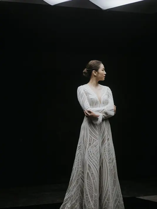 Shanju tampil menawan dibalut dress pengantin bersiluet klasik yang pesonanya tak lekang oleh waktu. Dress ini memiliki detail lengan panjang dengan garis leher yang dalam. [Foto: Instagram/thebridestory]