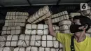 Pedagang mengambil besek bambu di kawasan Jatinegara, Jakarta, Senin (19/7/2021). Penjualan besek bambu yang digunakan sebagai wadah daging kurban saat Idul Adha pada tahun ini mengalami penurunan hingga 50 persen. (merdeka.com/Iqbal S. Nugroho)
