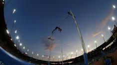 Atlet lompat galah dari Prancis, Renaud Lavillenie beraksi pada ajang  IAAF Athletics Diamond League di Letzigrund stadium, Zurich, Swiss, (1/9/2016). (REUTERS/Arnd Wiegmann)