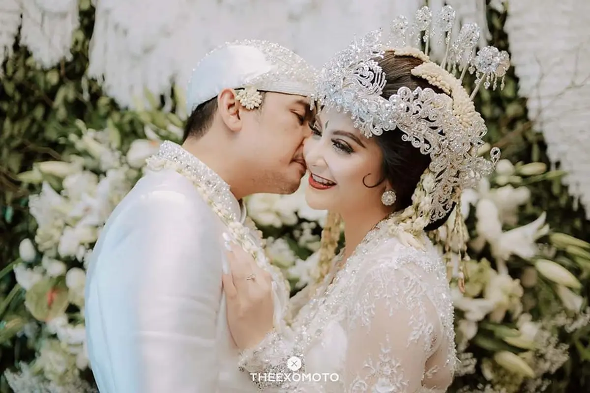 [Fimela] Pernikahan Tiwi Eks T2