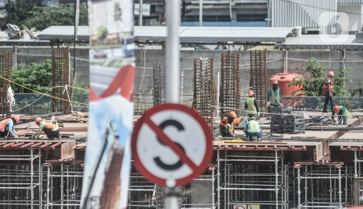 Aktivitas pekerja saat menyelesaikan proyek pembangunan Pasar Senen Blok I dan II, Jakarta, Minggu (15/11/2020). Pembangunan gedung pasar yang berada di lahan seluas 69.600 meter persegi itu terus dikebut setelah sebelumnya ludes akibat kebakaran pada 2017. (merdeka.com/Iqbal S Nugroho)
