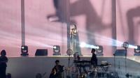 Membidik momen konser Raisa dengan Samsung Galaxy S23 Ultra dari kejauhan (Liputan6.com/ Aditya Eka Prawira)