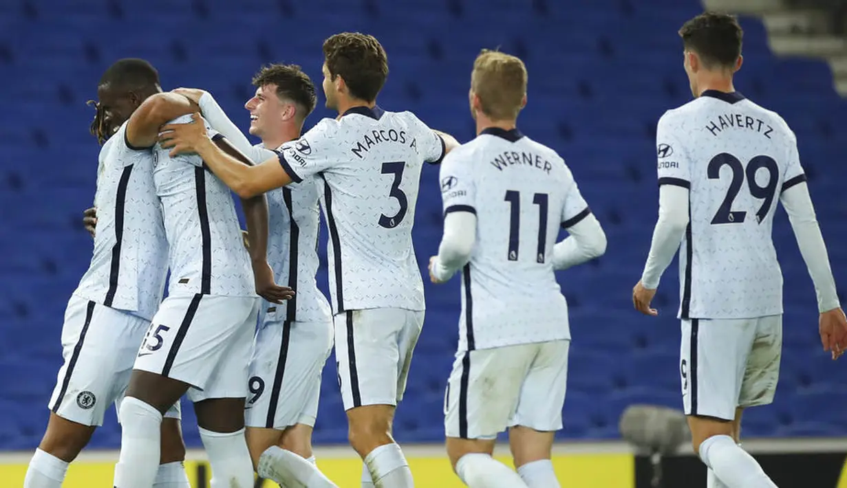 Para pemain Chelsea merayakan gol yang dicetak oleh  Kurt Zouma ke gawang Brighton and Hove Albion pada laga Premier League di Stadion Amex, Selasa (15/9/2020). The Blues menang dengan skor 3-1. (Peter Cziborra/Pool via AP)