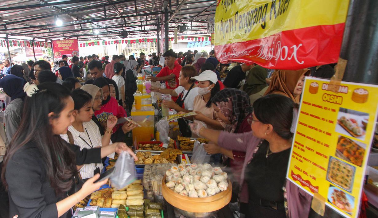 Aktivitas jual beli di Pasar Takjil Ramadan, Bendungan Hilir (Benhil), Jakarta, Senin (23/2/2026). Ramadan 1447 Hijriah, pasar Takjil Ramadan di kawasan Bendungan Hilir, Jakarta kembali dipadati warga yang berburu hidangan untuk berbuka puasa. (merdeka.com/Arie Basuki)