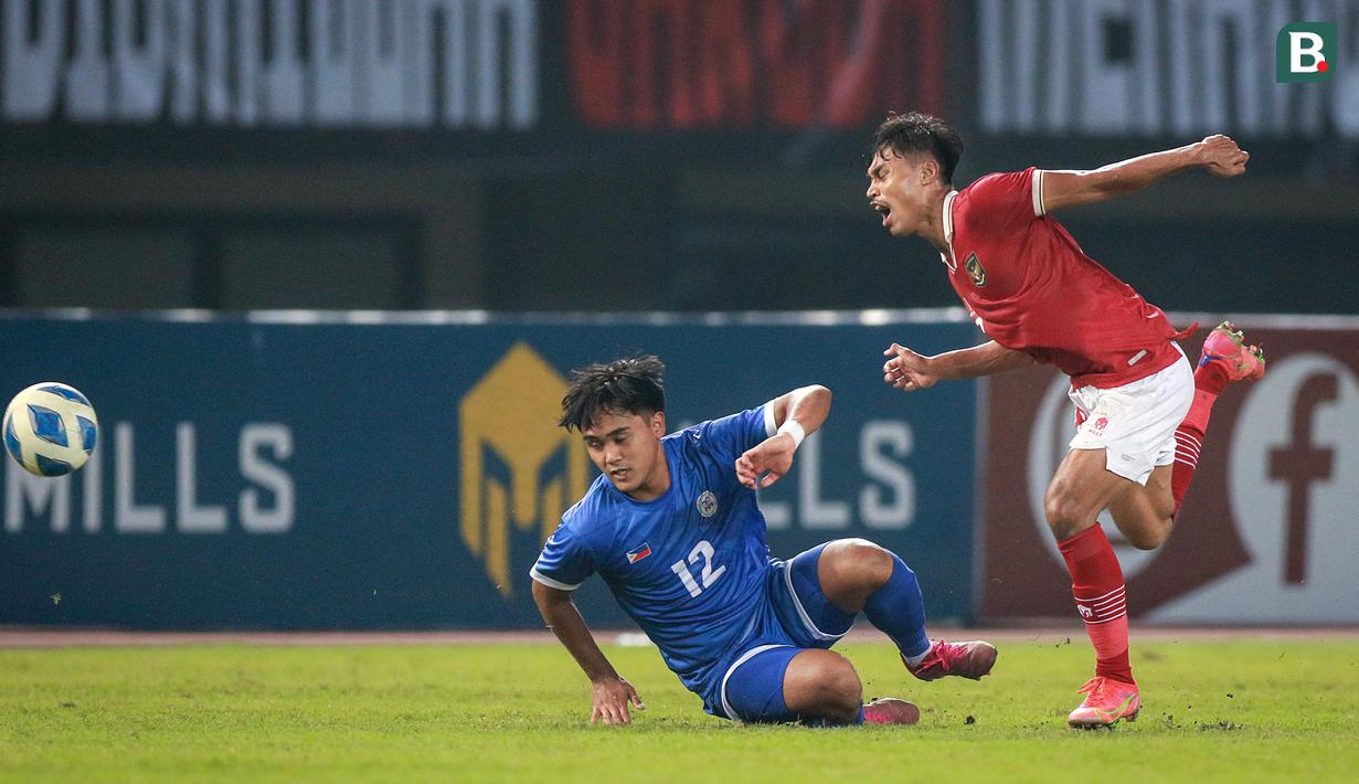 <p>Pemain Timnas Indonesia U-19, Alfriyanto Nico Saputro&nbsp;berebut bola dengan pemain Filipina, John Dale Reas Do dalam pertandingan babak penyisihan Grup A Piala AFF U-19 yang berlangsung di Stadion Patriot Candrabhaga, Bekasi, Jumat (8/7/2022). (Bola.com/Bagaskara Lazuardi)</p>