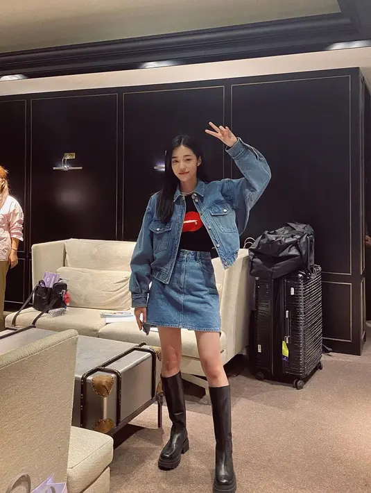 Style denim on denim ala Roh Yoon Seo makin terlihat kece dilengkapi dengan sepatu boots. [Foto: IG/rohyoonseo].