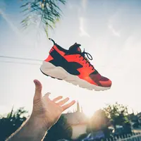 ilustrasi cara membedakan sepatu ori dan kw/Jakob Owens/unsplash