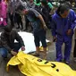 Warga melihat jenazah korban gelombang Tsunami Anyer di Puskesmas Carita, Banten, Minggu (23/12). Tim SAR masih terus melakukan pencarian jenazah yang sebagian besar berasal dari Pantai Carita. (Liputan6.com/Angga Yuniar)
