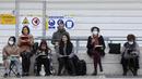 Orang-orang duduk dan membuat sketsa di pusat Kota Lisbon, Portugal, 29 November 2021. Otoritas kesehatan Portugal mengidentifikasi 13 kasus COVID-19 varian Omicron. (AP Photo/Ana Brigida)