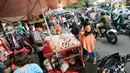 Pedagang daging ayam melayani warga yang membeli kebutuhan pangan di Pasar Lembang, Tangerang, Banten, Selasa (4/5/2021). Kepala Badan Ketahanan Pangan Kementerian Pertanian memastikan pasokan pangan cukup sepanjang Ramadhan dan Idul Fitri. (Liputan6.com/Angga Yuniar)