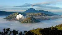 Savana Gunung Bromo Terbakar,`Belasungkawa Alamku`. foto: K4bayanSabaKota/Twitter