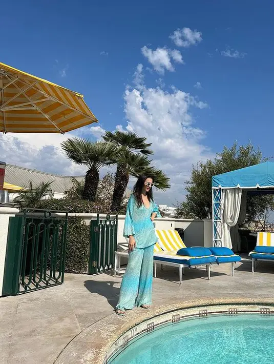 Menikmati hangatnya matahari di Beverly Hills, Raline Shah tampil dengan gaya busana yang memukau.