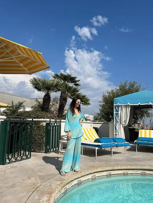 Menikmati hangatnya matahari di Beverly Hills, Raline Shah tampil dengan gaya busana yang memukau.