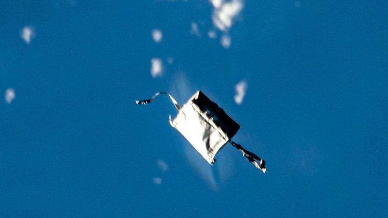 Sedang Perbaiki Panel Surya Stasiun Luar Angkasa, Astronot Tak Sengaja Jatuhkan Benda Ini ke Bumi